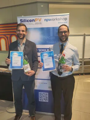 Foto von Udo Römer und Daniel Beck mit einer Urkunde und einem Preis in der Hand