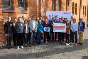 Gruppenfoto der Beteiligten vor einem Gebäude
