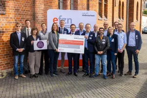 Gruppenfoto der Beteiligten vor einem Gebäude