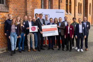 Gruppenfoto der Beteiligten vor einem Gebäude