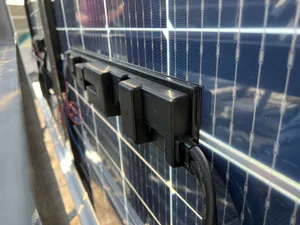 Nahaufnahme eines Mikro-Wechselrichtert auf der Rückseite eines PV-Moduls