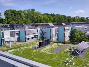 Auf einem begrünten Dach sind mehrere smarte Photovoltaik-Module aufgebaut