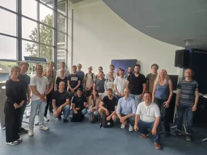 Gruppenfoto von 27 Teilnehmern