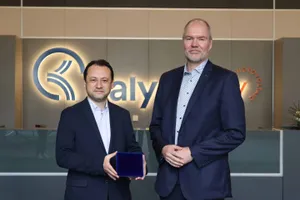 Portrait von Ersan Tüfekçi und Dr. Thorsten Dullweber vor dem Logo von Kalyon PV