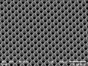 Raster-Elektronenmikroskopisches Bild einer hochdichten Schattenmaske (Bild: LPKF)