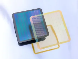 Bild einer Glas-Schattenmaske mit einer Silizium-Wafer dazwischen