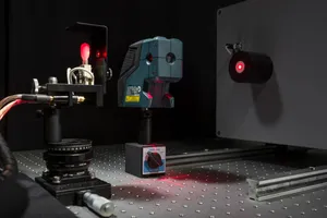 Adjustment of reference lamp and spectroradiometer by means of a bidirectional laser