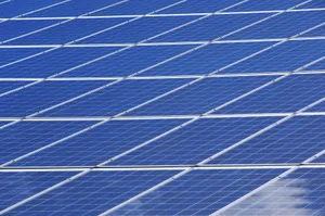 Fläche mit mehreren Solarpanelen