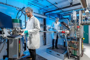 Zwei Mitarbeiter arbeiten in einem Labor