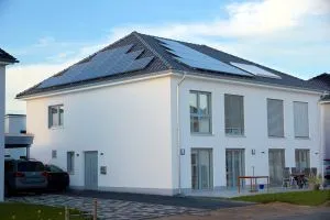 Außenansicht eines Hauses mit Solarpanelen auf dem Dach