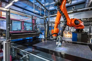 Ein Robotorarm für die automatisierte Produktion maßgefertigter PV-Module.