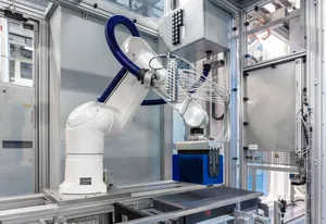 Ein Roboterarm belädt einen Carrier mit Silizium-Scheiben.