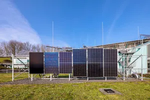 Outdoor-Teststand mit vertikal installierten PV-Modulen