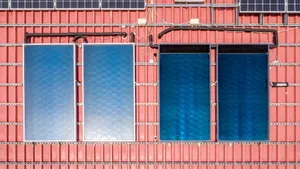 Vier solarthermische Kollektoren sind auf einem Testdach montiert.