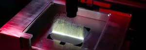 Foto eines Siliziumwafers, der mittels Laserstrahlung bearbeitet wird.