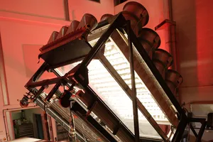 Ein Sonnensimulator, der aus vielen kleinen Lampen besteht.