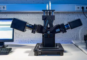 Ein UV-VIS-NIR-Ellipsometer auf einem Tisch.