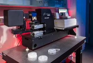 Ein IR-Spektralellipsometer steht auf einem Tisch.