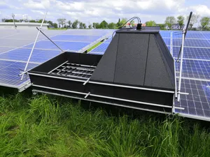 Messgerät mit schwarzem Schutzgehäuse für die Feldprüfung von Solarzellen und PV-Modulen.