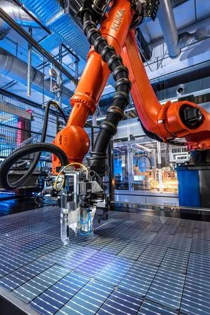 Ein Roboterarm in einer Halle
