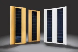 Vier vertikale PV-Fassadenmodule auf Aluminium-Fassadenelementen