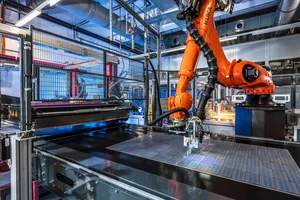 Roboterarm zur Bearbeitung von Photovoltaikmodulen