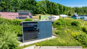 Außenansicht des ISFH-Testfelds mit modernen Gebäuden und Solartechnologien