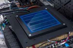 Eine Solarzelle unter blauem Licht