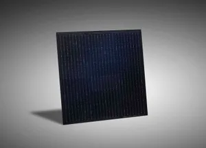 Ein einzelnes Solarmodul im Studio fotografiert
