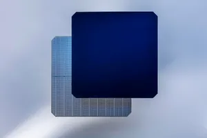 Foto der Vorder- und Rückseite einer Rückkontaktsolarzelle.