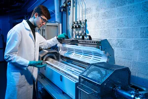 Forscher bei der Vorbereitung eines Experiments.