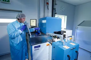 Wissenschaftler beim Beschichtung eines Silizium-Wafers mittels Atomlagenabscheidung (ALD).