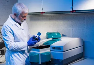 Durchführung von Reflexions- und Transmissionsmessungen mit dem UV-Vis und NIR Spektralphotometer.