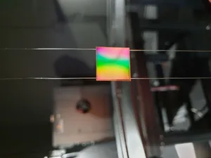 Fotoaufnahme vom winkelabhängigen Interferenzeffekt eines photonischen Kristalls 