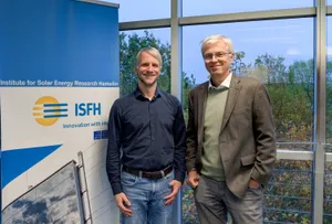 Vorstand des Fördervereins Matthias Littwin und Institutsdirektor des ISFH Prof. Dr.-Ing. Rolf Brendel 
