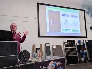 Oliver Nacke präsentiert KI-basierte Speicherladekonzepte im Vortragssaal des ISFH.