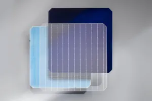 Glas-Schattenmaske und dahinter der Silizium-Wafer mit lokaler, durch die Glasmaske erfolgter poly-Si-Beschichtung.