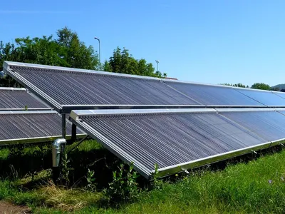 solarthermische Freiflächenanlage mit Großflächenkollektoren
