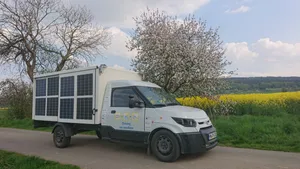 Foto eines StreetScooters mit PV-Modulen.